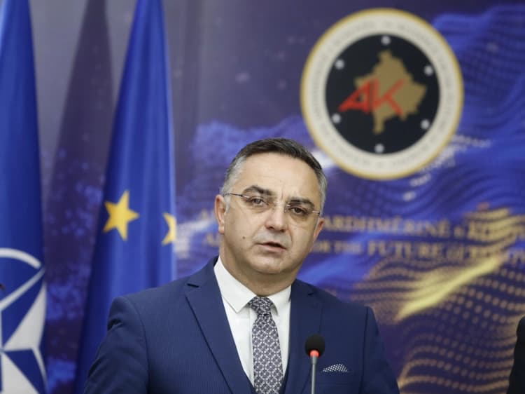 Tahiri: Vendimi për librat provokon greva dhe dëmton arsimin e qytetarin
