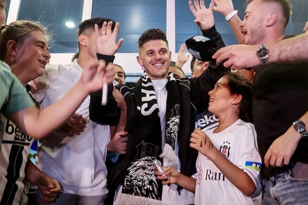 Rashica arrin në Stamboll, pritje e zjarrtë nga tifozët e Besiktasit