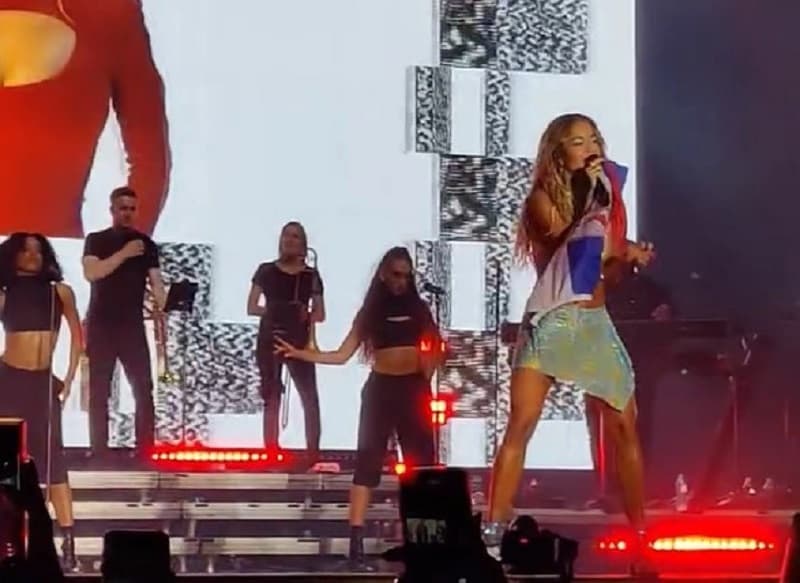 Rita Ora e mbajti në duar flamurin e Serbisë derisa performonte në Hungari