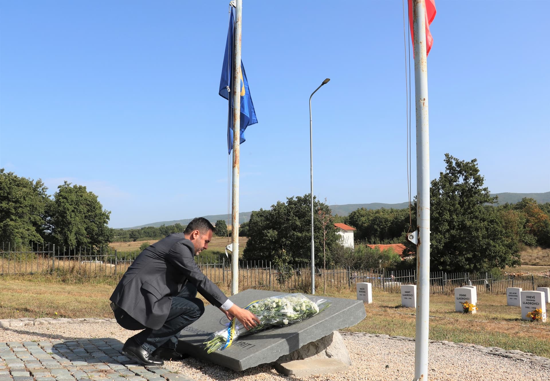 Konjufca nderoi heronjtë Fehmi e Xhevë Lladrovci