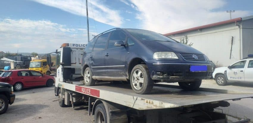 Veturat e mbushura plot me mall të kontrabanduar, Policia ia dorëzon pijet alkoolike e tjerat Doganës së Kosovës