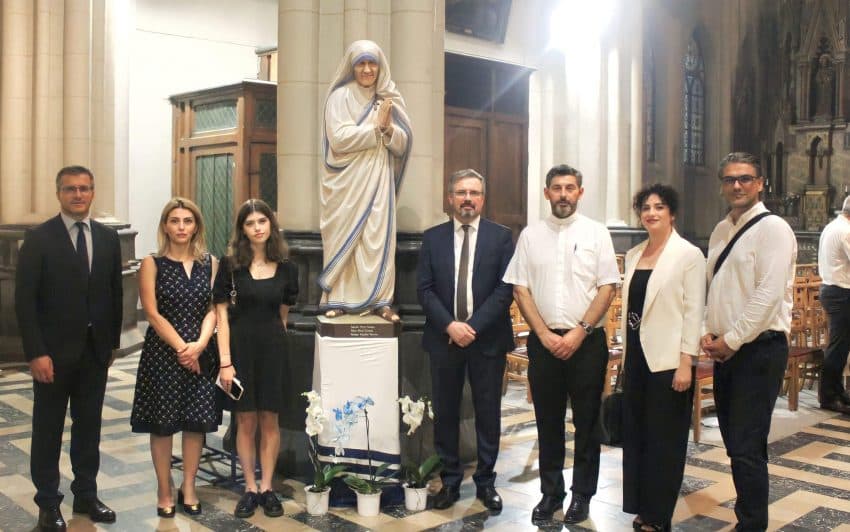 Inaugurohet statuja e Nënë Terezës në Kishën “Notre Dame de Laeken” në Bruksel