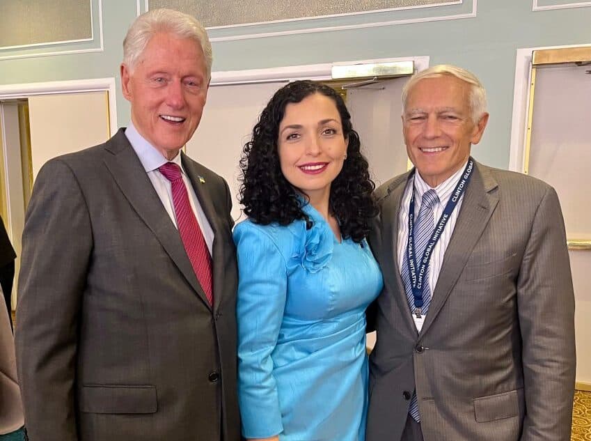 Presidentja takon Clintonin dhe Clarkun: Dy heronj, një histori