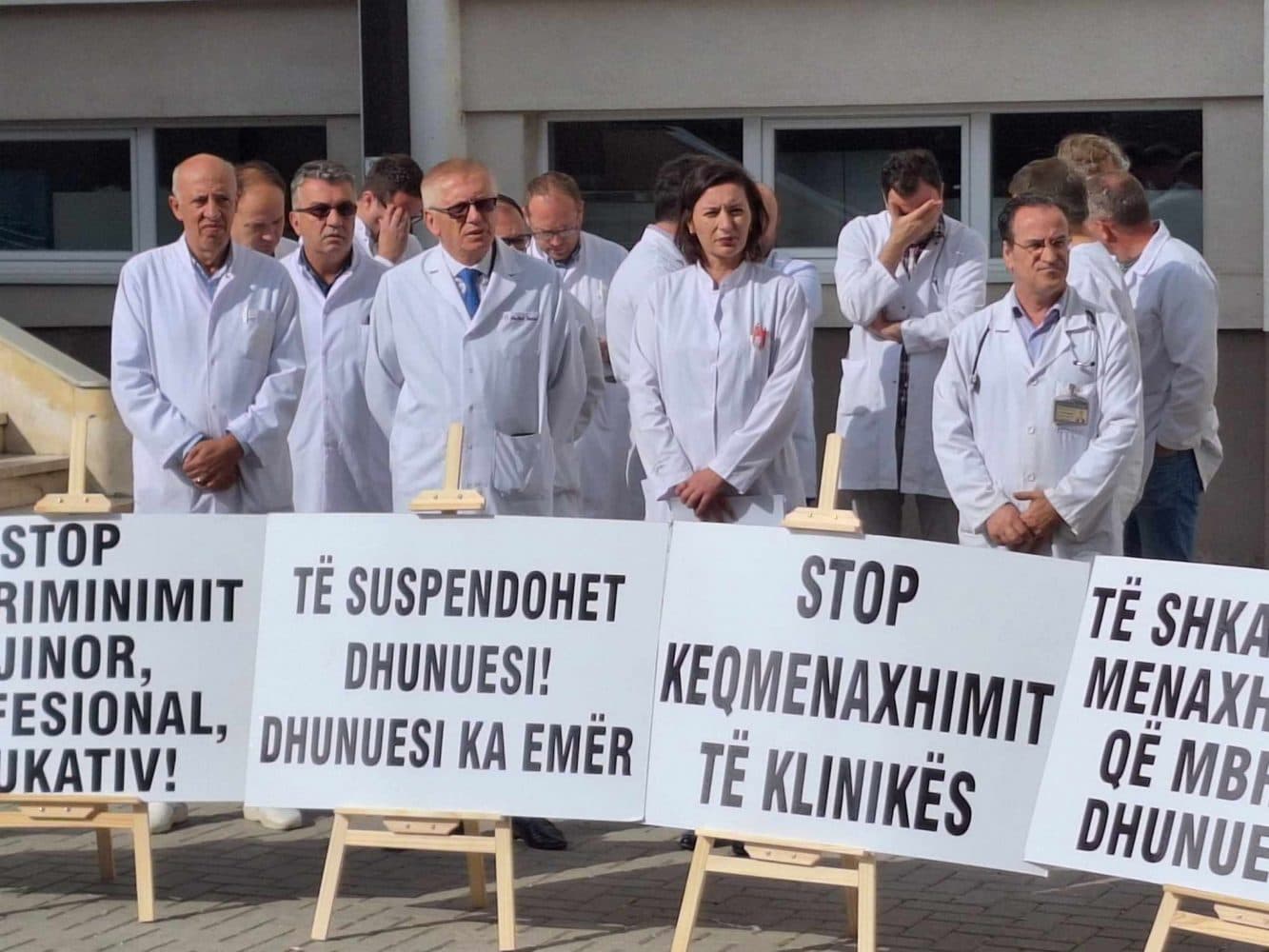 Protestojnë punëtorët e Kardiologjisë, kërkojnë shkarkimin e menaxhmentit