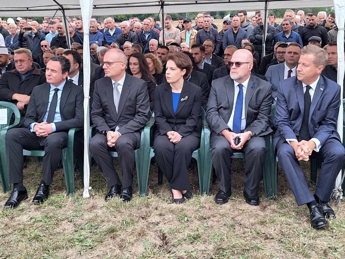 Hovenier, Szunyog e Rifat Jashari marrin pjesë në varrimin e policit të vrarë