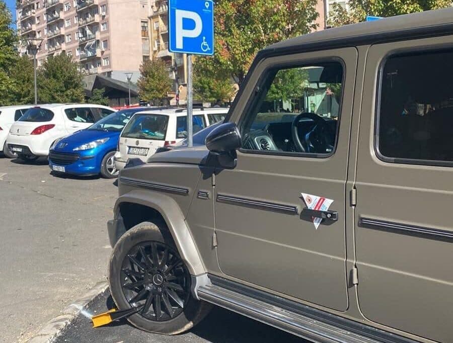 “Prishtina Parking” vendosë gjoba për parkimet ilegale në hapësirat e rezervuara për persona me nevoja të veçanta