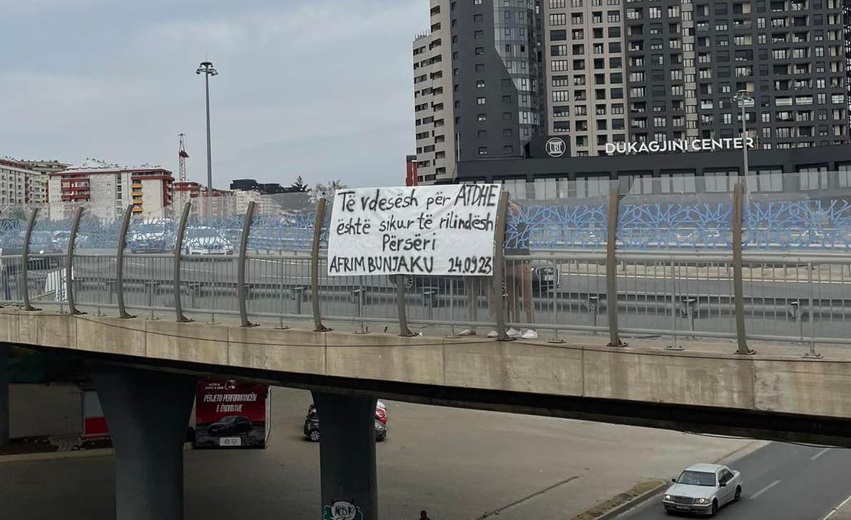 “Të vdesësh për ATDHE është sikur të rilindësh përsëri”, vendoset baneri në hyrje të Prishtinës, në mbështetje të familjes së heroit të Kosovës, Afrim Bunjaku