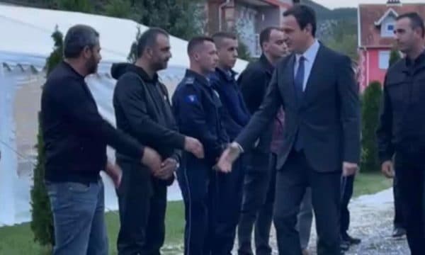 Kurti shkon për ngushëllime te familja e policit të vrarë