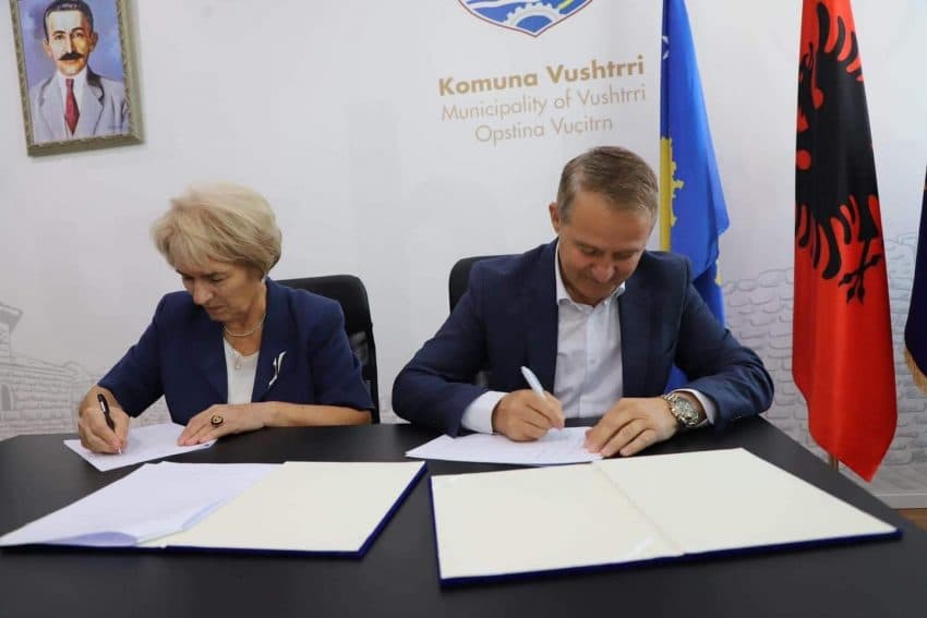 Komuna e Vushtrrisë nënshkruan marrëveshje me Kryqin e Kuq për projektin e ndërtimit të objektit për nevoja të KKK-së