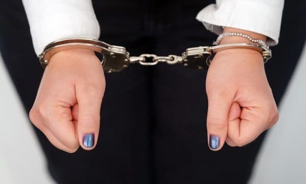 Keqpërdori kartelat bankare, arrestohet një 24-vjeçare në Prishtinë
