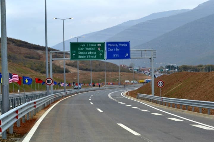Vetaksidenti tragjik në autostradën “Ibrahim Rugova”: Vdes gruaja, shoferi dhe tre fëmijë dërgohen në spital