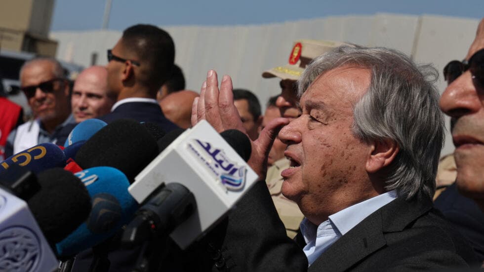 Kamionët e ndihmave presin për Rafah, Guterres: Dy milionë njerëz po vuajnë tmerrësisht