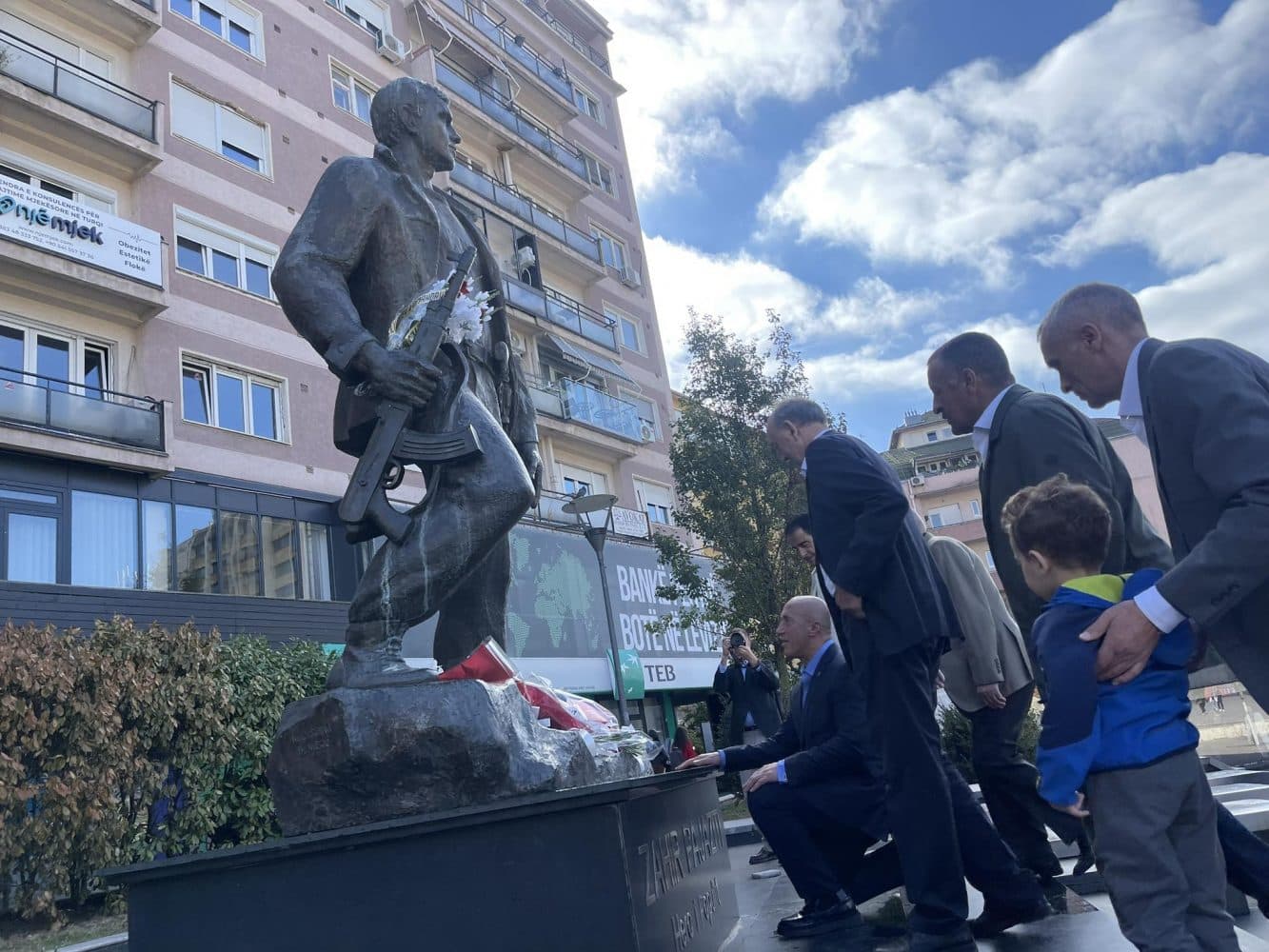 Haradinaj bën homazhe te shtatorja e heroit Zahir Pajaziti, në ditëlindjen e 61-të të tij