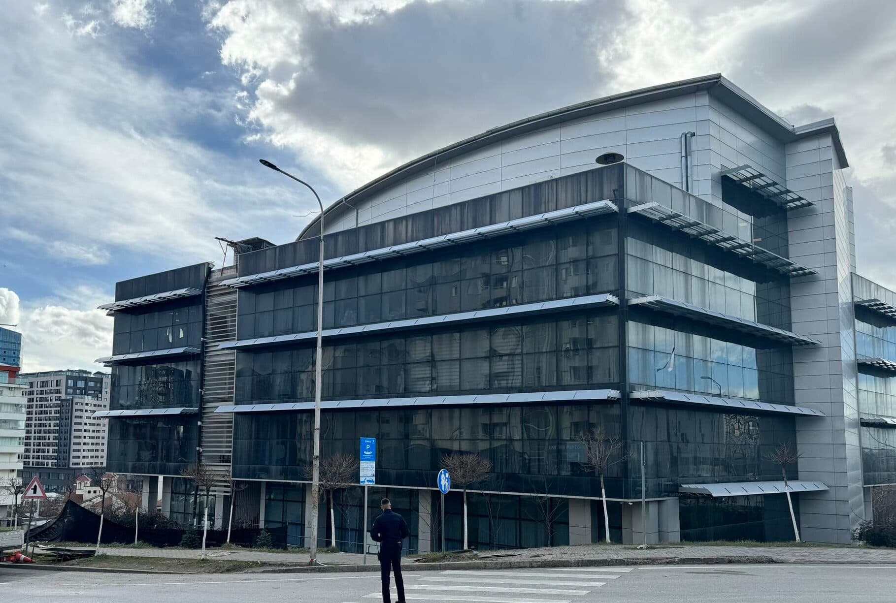Demokraci Plus: Komuna e Prishtinës për rikonstruktimin e kulmit të objektit të ri, shpërbleu kompaninë që ka një histori mashtrimi në prokurim publik