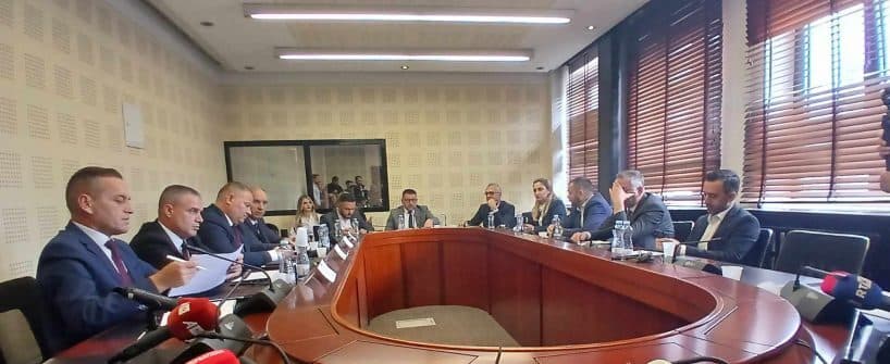 Shkarkimet në Policinë e Kosovës – Hoxha përballet me akuza nga opozita, LV-ja e mbron