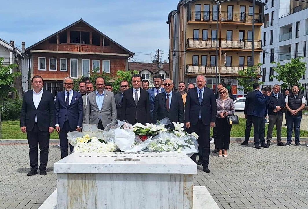 Kurti bën homazhe te varri i heroit Bahri Fazliu, në 26-vjetorin e rënies së tij