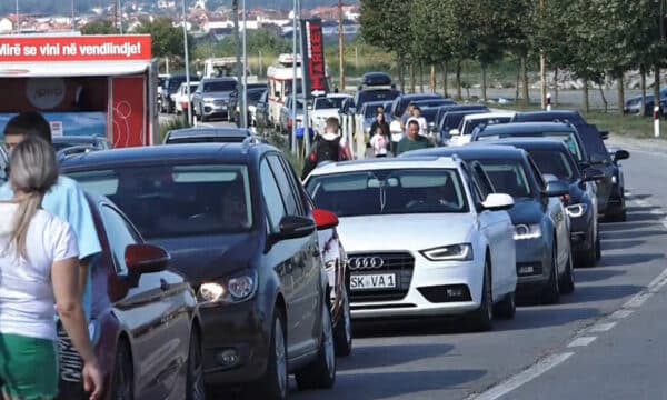 Rritet fluksi në kufi, deri në një orë pritje në Muçibabë dhe te Dheu i Bardhë