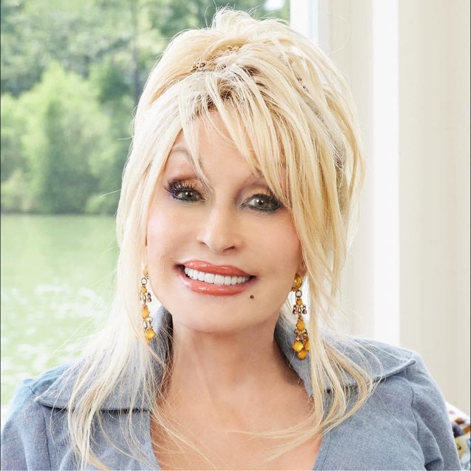 Dolly Parton prezanton markën e kozmetikës së saj ”Dolly Beauty”