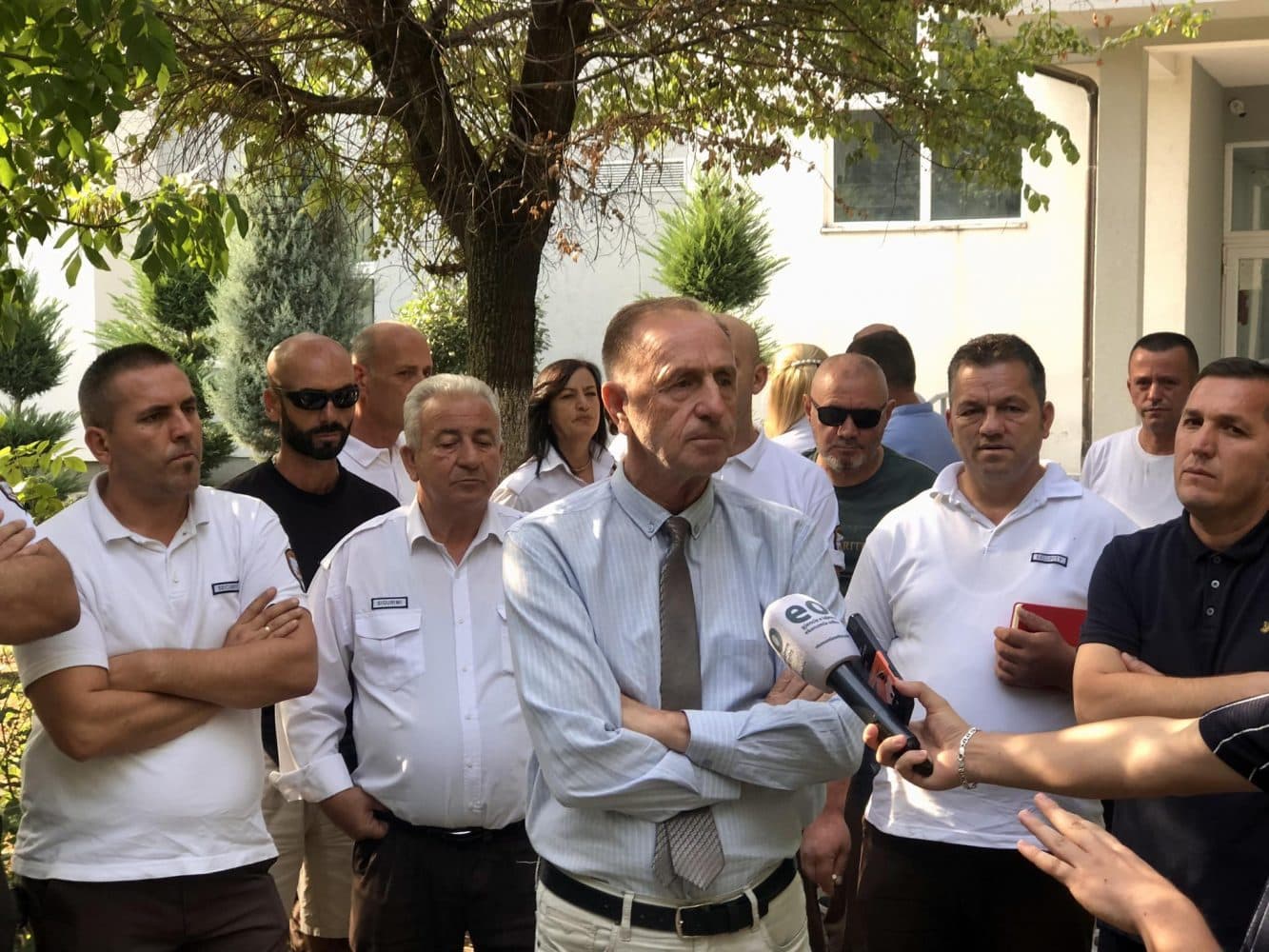 Arrihet marrëveshja me ShSKUK-në – Sigurimi fizik i QKUK-së anulon grevën, nga tetori i marrin pagat me rritje