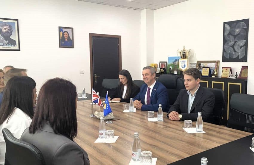 Ambasadori britanik: Pata një mëngjes interesant në Vushtrri, shpresoj ta vizitoj sërish