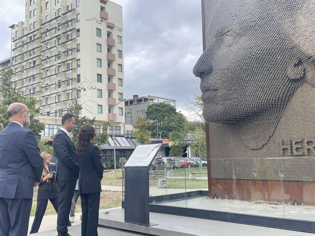 Konjufca e Spiropali bëjnë nderime pranë memorialit “Heroinat”