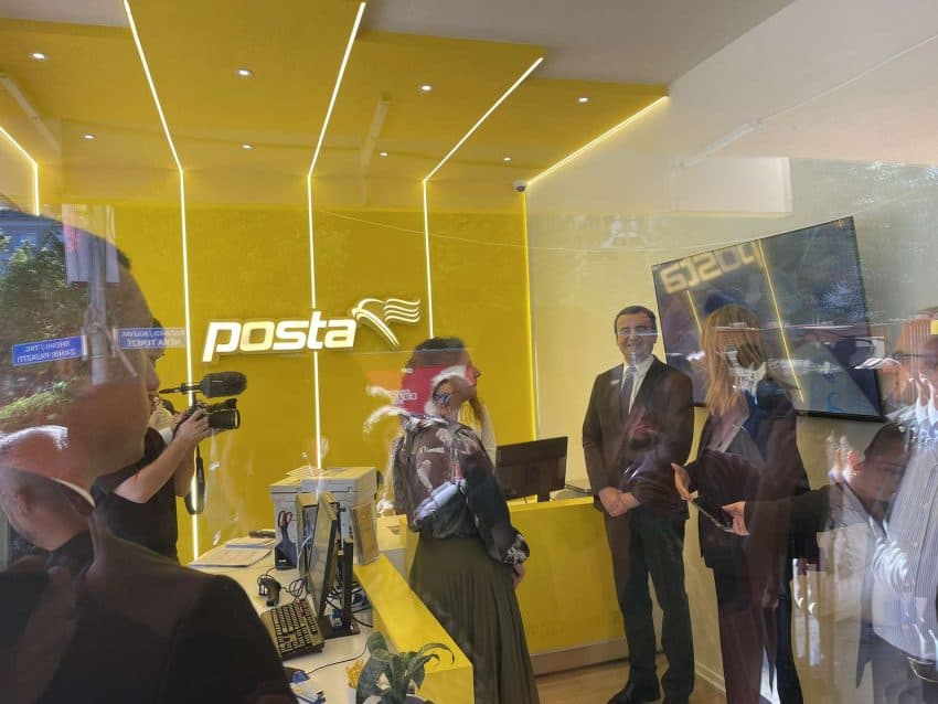 Përurohet pika e re e Postës së Kosovës në Prishtinë, Kurti dërgon një kartolinë