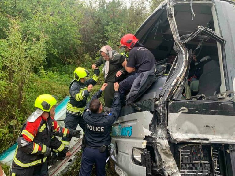 Pamje nga aksidenti i rëndë mes autobusit dhe kamionit në Carralevë
