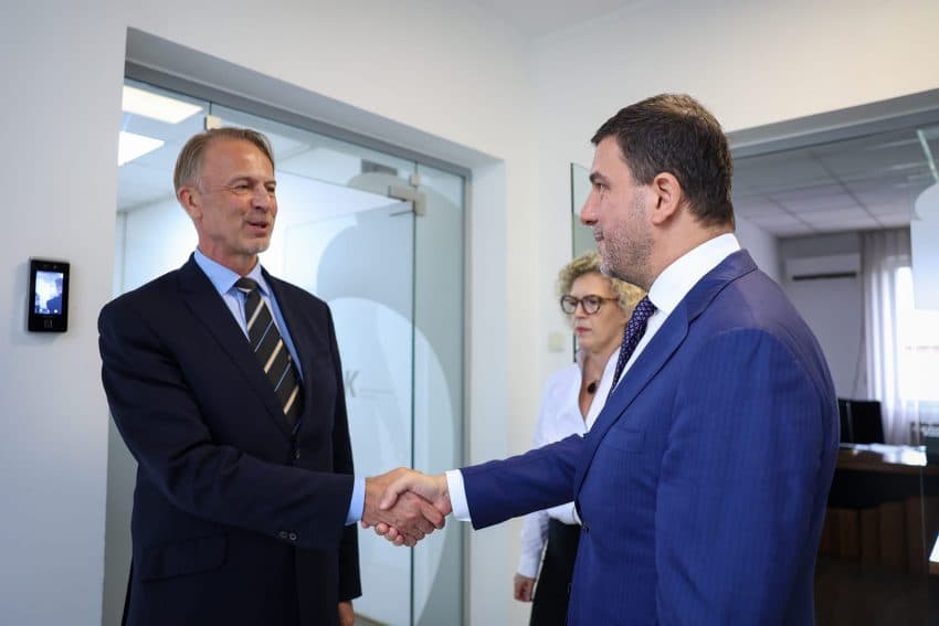 Krasniqi e quan lajm të mirë ardhjen e Orav në Kosovë, ndan detaje nga takimi i tyre