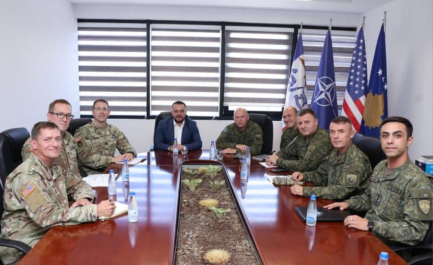 Maqedonci pret në takim ekipin e komunikimit nga Garda Kombëtare e Iowas