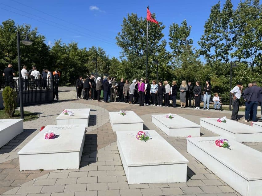 Homazhe në varrezat e familjes Deliu në Abri
