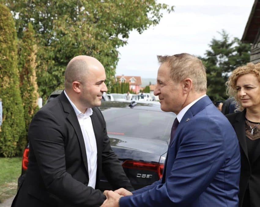 Idrizi viziton familjen e heroit, Afrim Bunjaku: Do të mbetet udhërrëfyes për gjeneratat e reja
