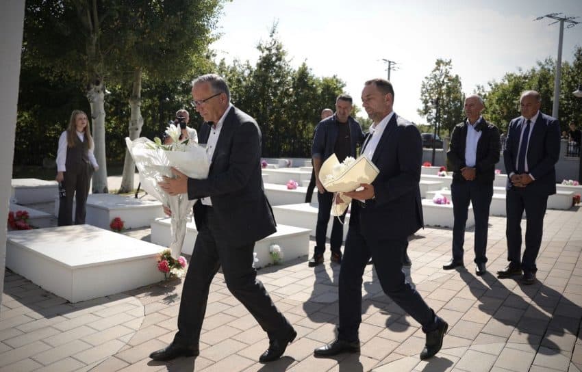 26-vjetori i masakrës në Abri të Epërme, Nura dhe Hamza bëjnë homazhe tek Kompleksi i Martirëve