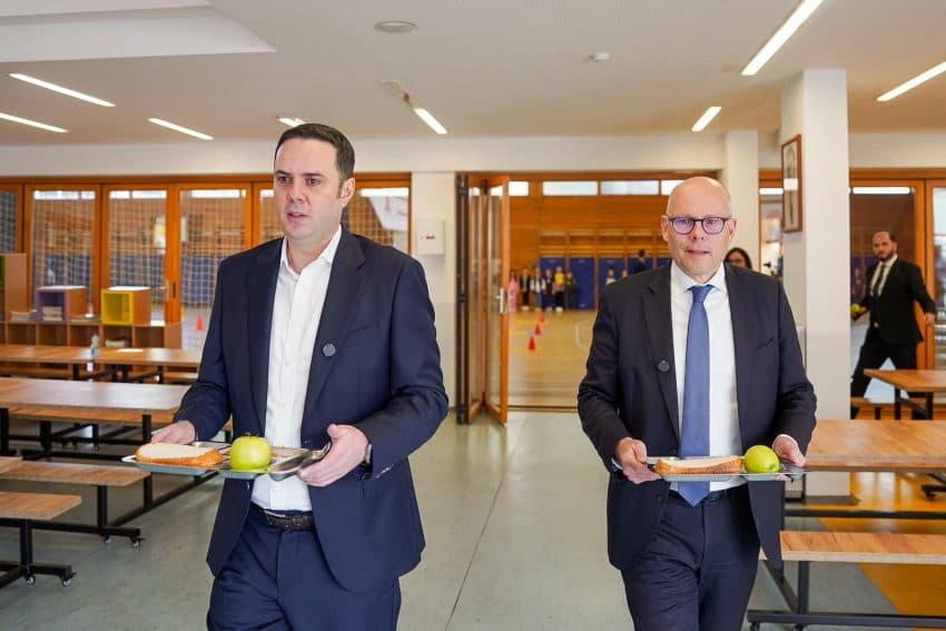 Reforma e arsimit në Prishtinë, Abdixhiku e deputeti gjerman hanë drekë në njërën nga shkollat me mësim-gjithëditor