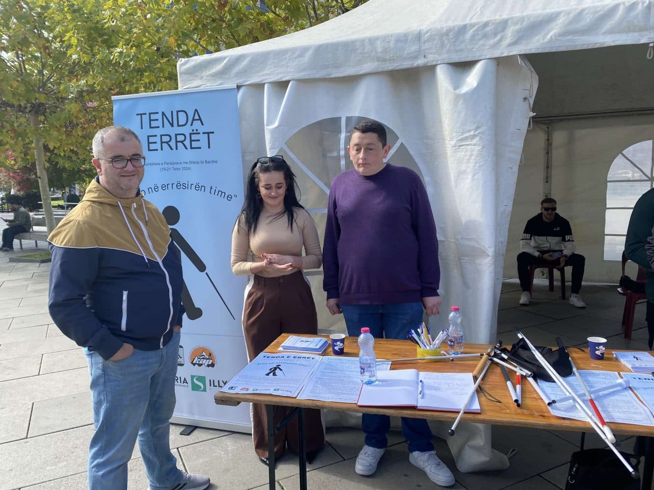 “Jeto në errësirën time”: Hapet tenda ku pjesëmarrësit përjetojnë çaste nga jeta e një personi të verbër