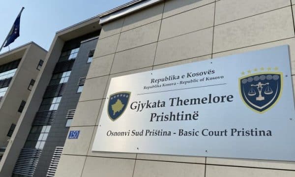 Familjaret e policit të ndjerë largohen nga seanca: Ky gjykim është shndërruar në cirk, s’ka interes të zbardhet e vërteta