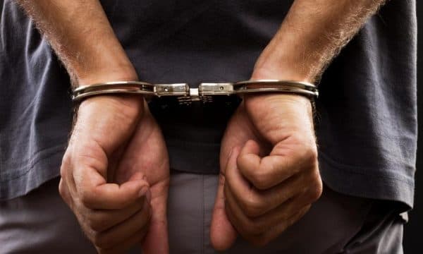Arrestohet një person në Prishtinë, i gjenden drogë, armë dhe fishekë në banesë