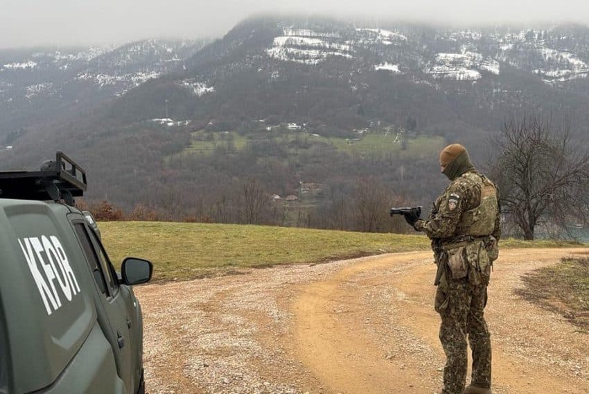 Ushtarët letonezë patrullojnë në Zubin Potok