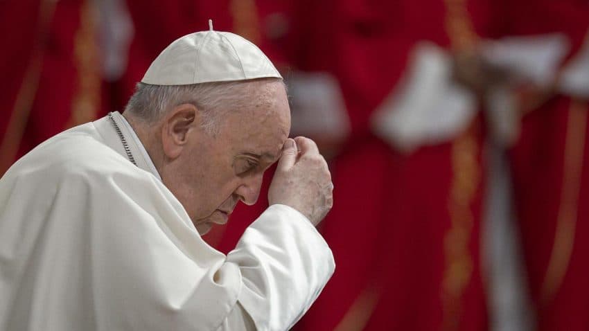 Papa Françesku mbetet në gjendje kritike
