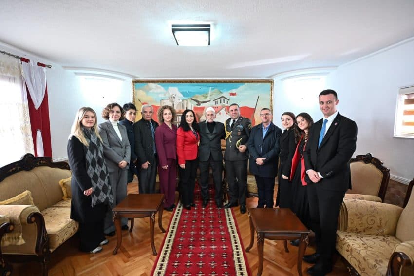 Osmani viziton Kompleksin Memorial “Adem Jashari”: Në kohët më të errëta, ata ndezën dritën e shpresës