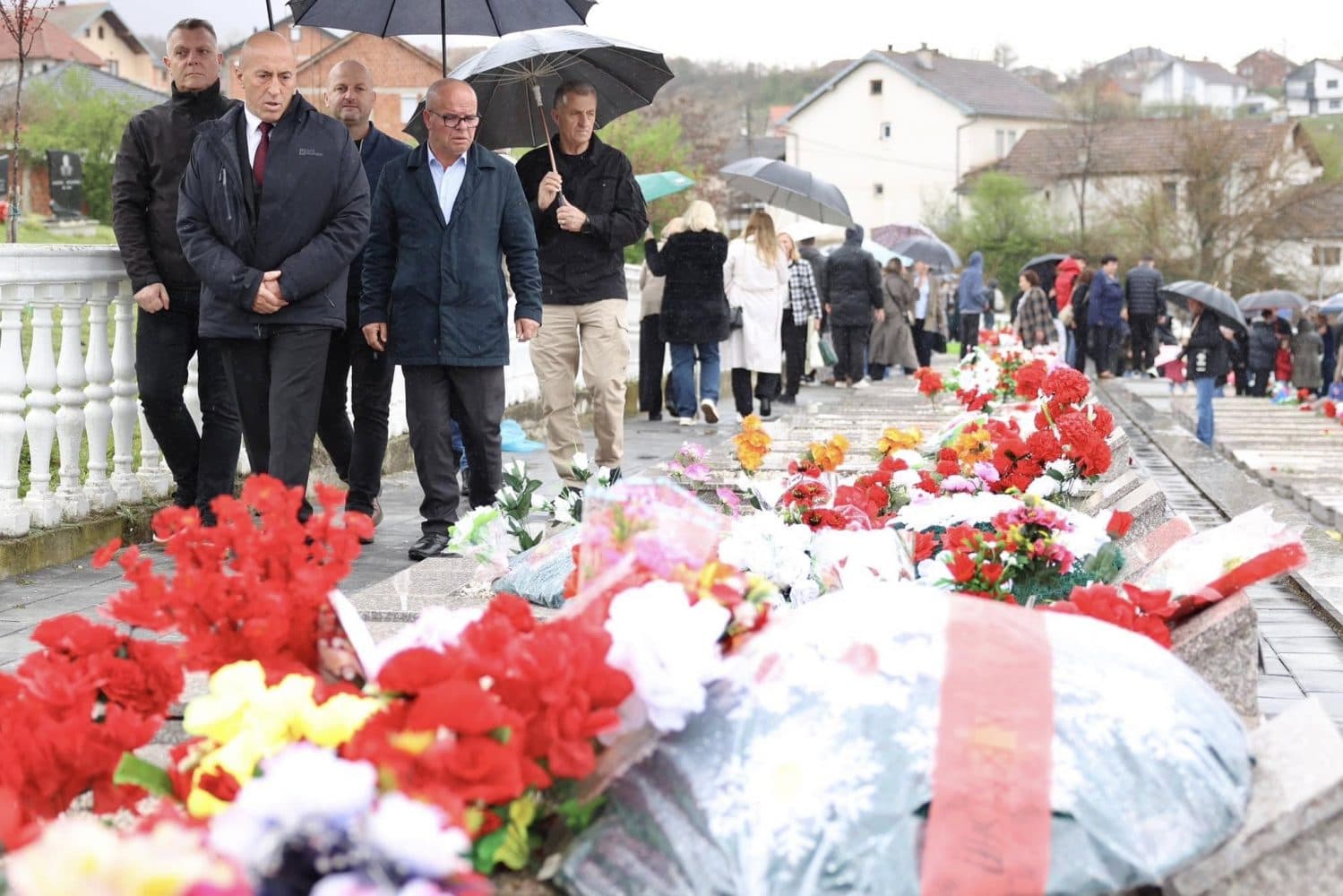 Haradinaj, nderon martirët e Pastaselit dhe Burimit: Gjaku i tyre nuk u derdh kot