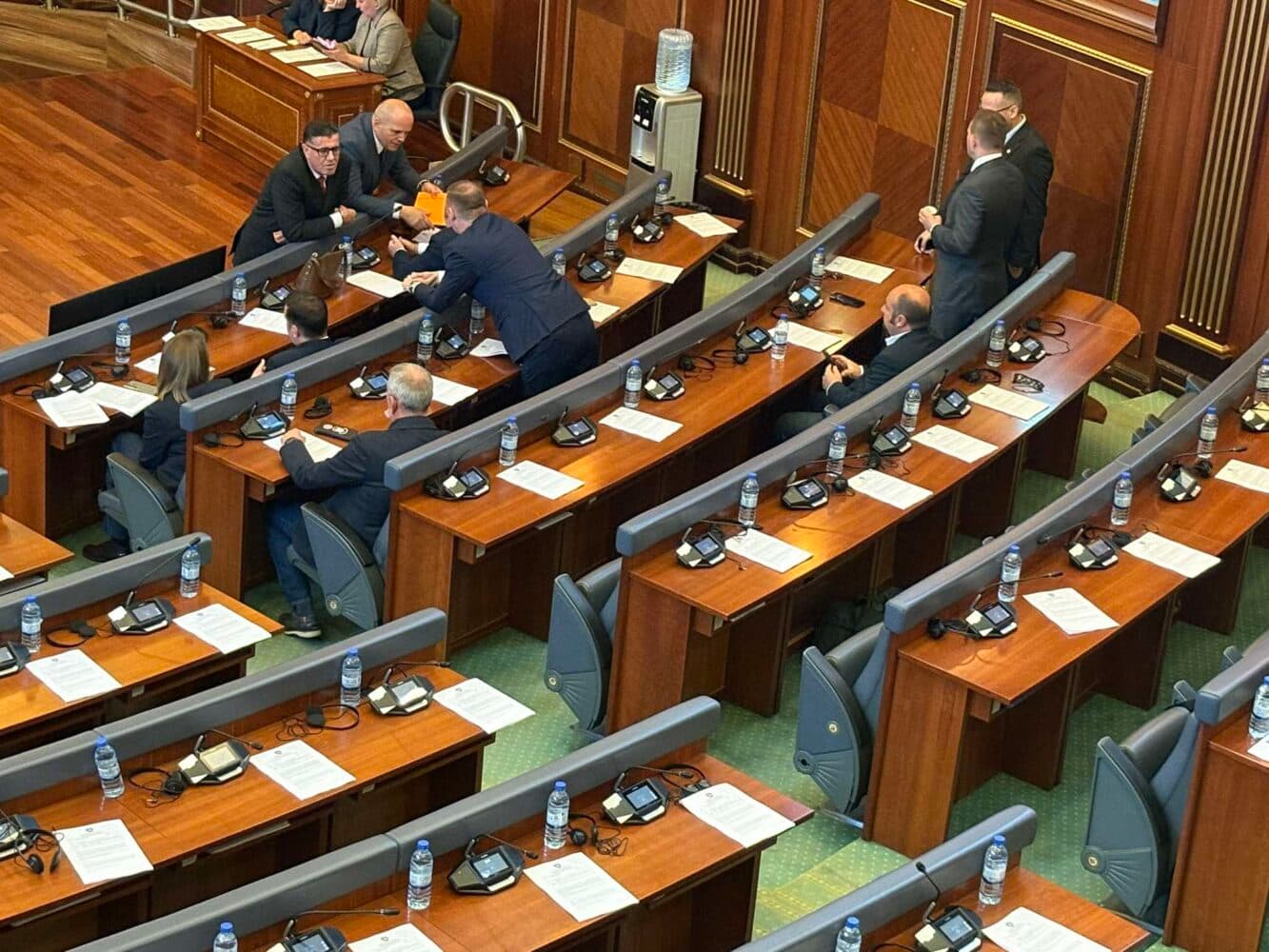 Seanca nis ndryshe sot, deputetët me nga një dokument përpara