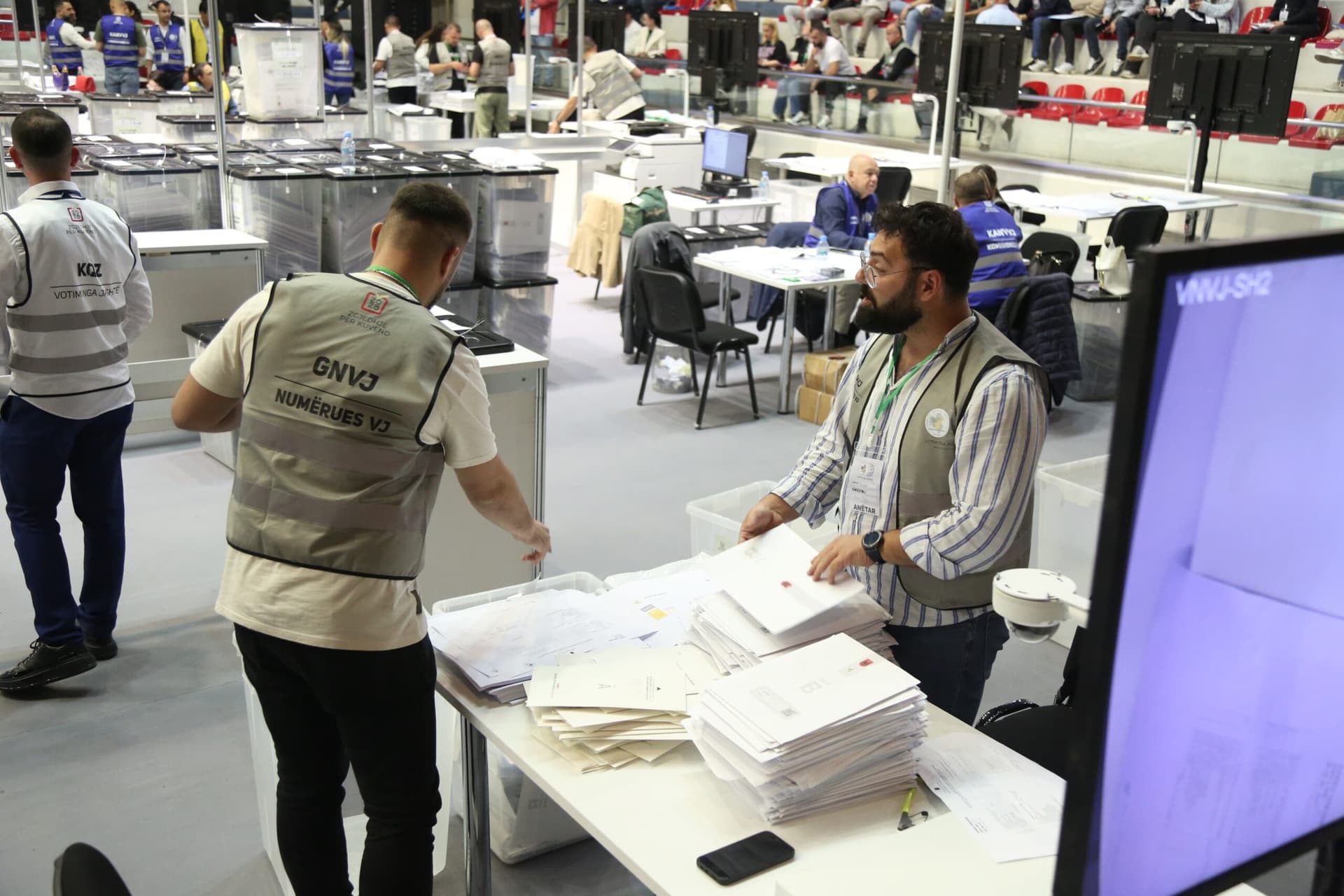 Zgjedhjet në Shqipëri, numërohen mbi dy mijë kuti, PS 100 mijë vota para PD