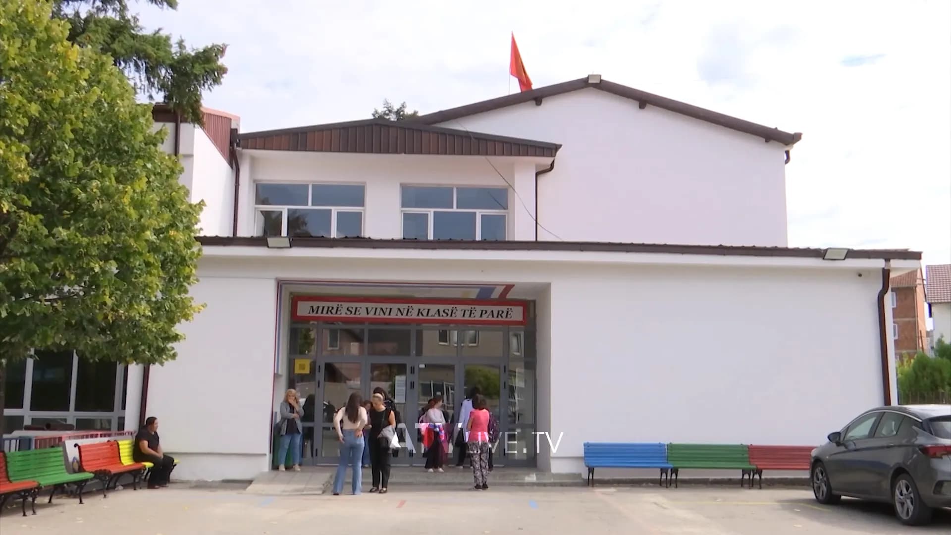 Prindërit protestojnë sërish para shkollës “Zenel Hajdini”