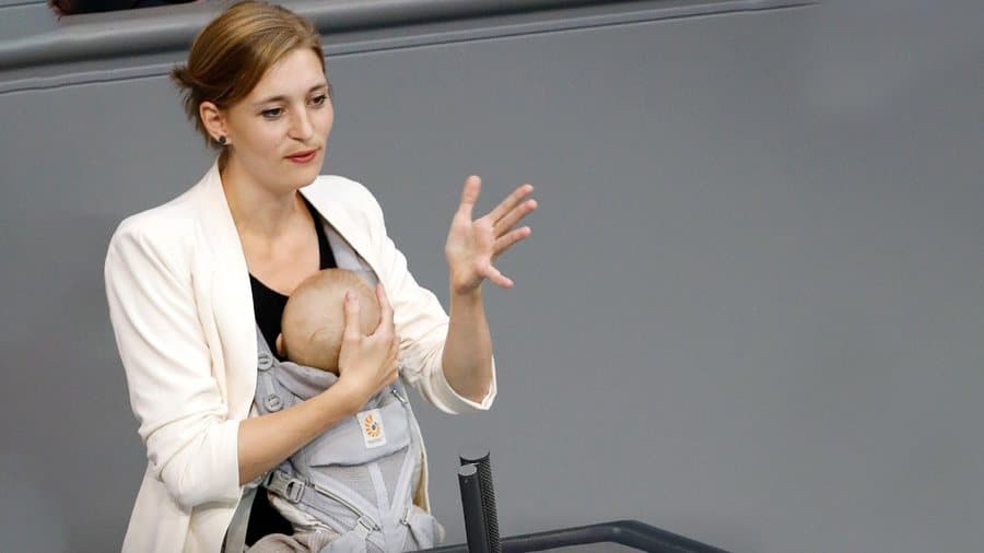 Deputetja e Shqipërisë merr foshnjën në Kuvend