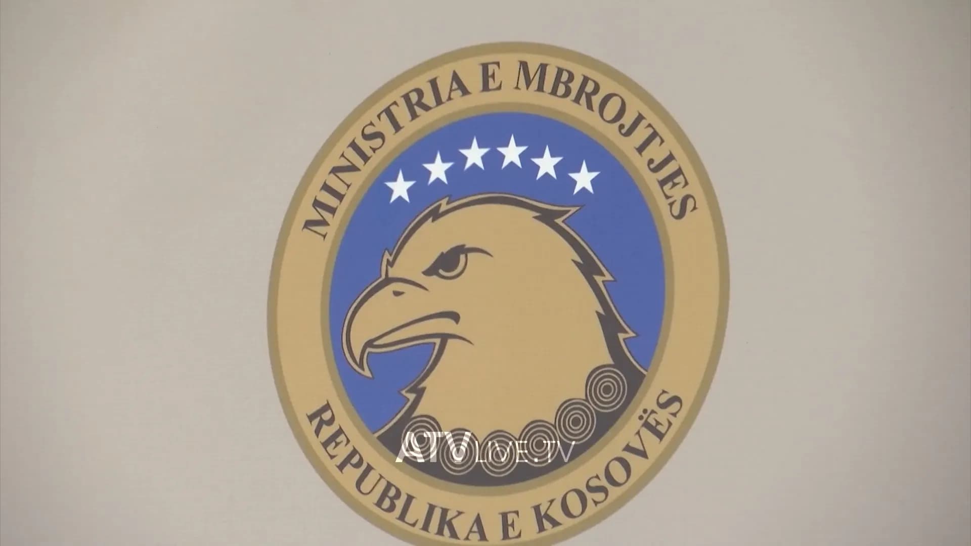Ministria e Mbrojtjes “mbetet” pa mobile, tenderi 138 mijë eurosh iu dha një kompanie të papërgjegjshme