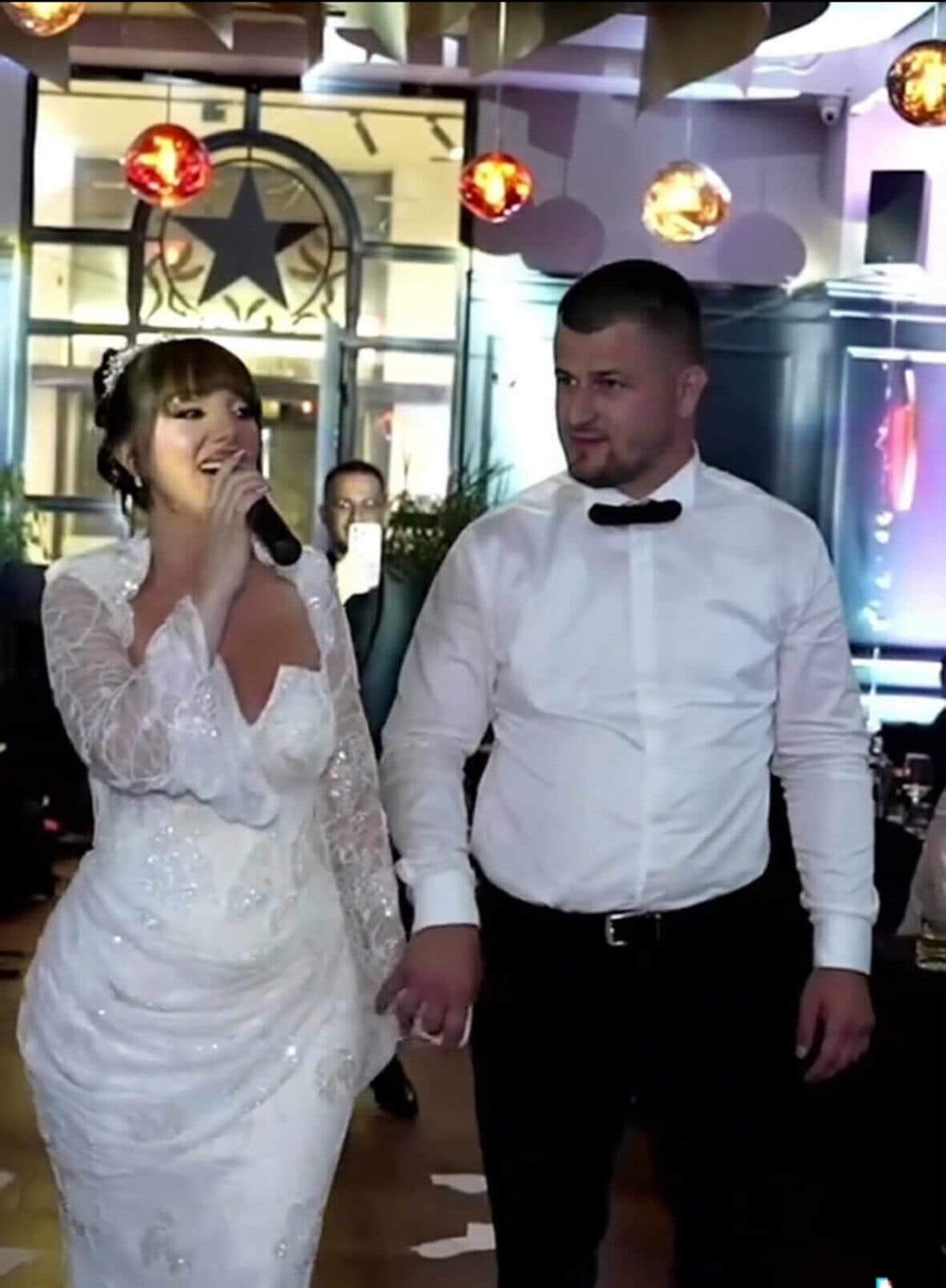 Emocionon këngëtarja, këndon ‘HALLALL BABË’ në dasmën e vet, babai nuk i mban dot lotët