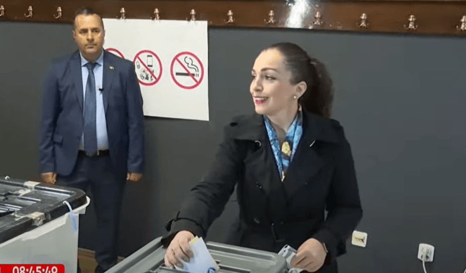 Voton presidentja e Kosovës, Vjosa Osmani