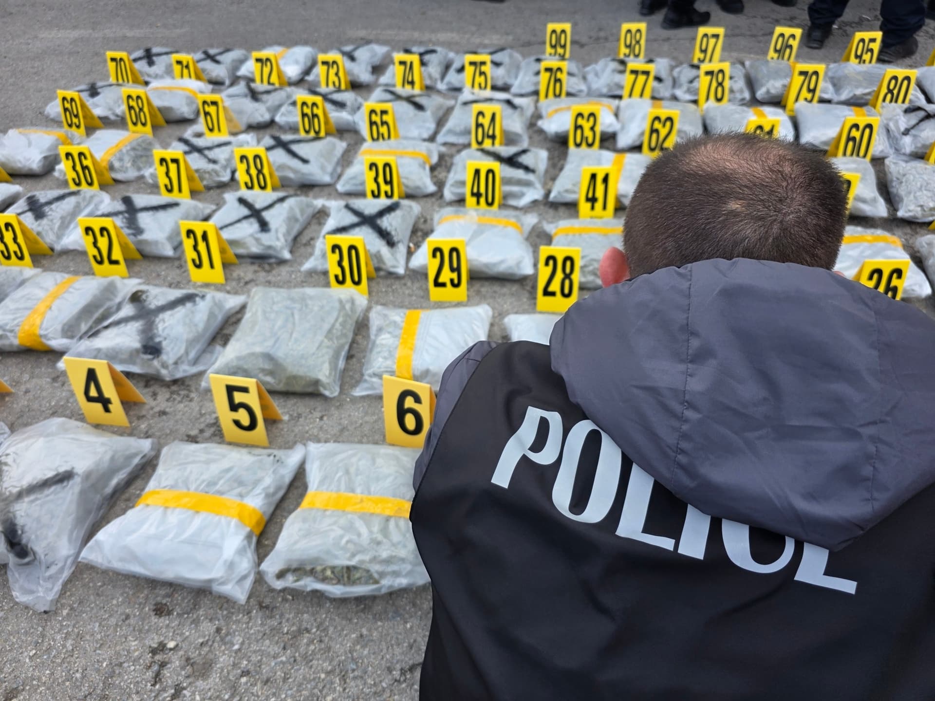 Policia kap rreth 120 kilogramë drogë në një autobus në Prishtinë, arrestohet shoferi