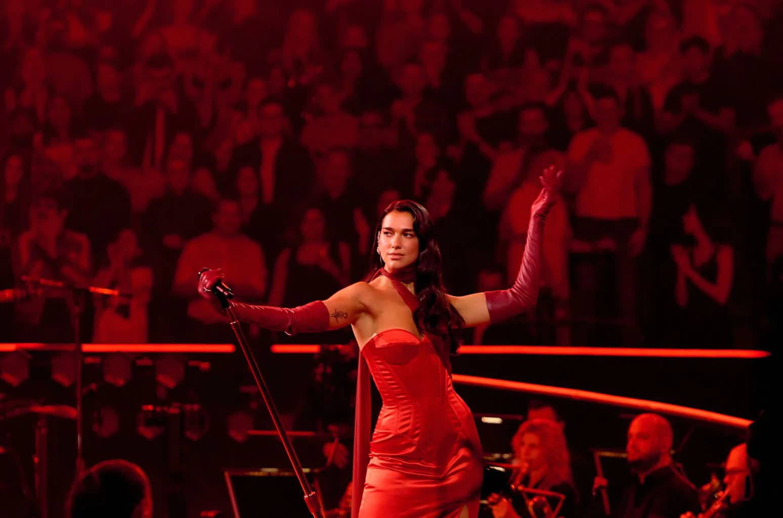 Dua Lipa dhe artistë të mëdhenj i kërkojnë kryeministrit britanik: “Të ulë çmimet e biletave”