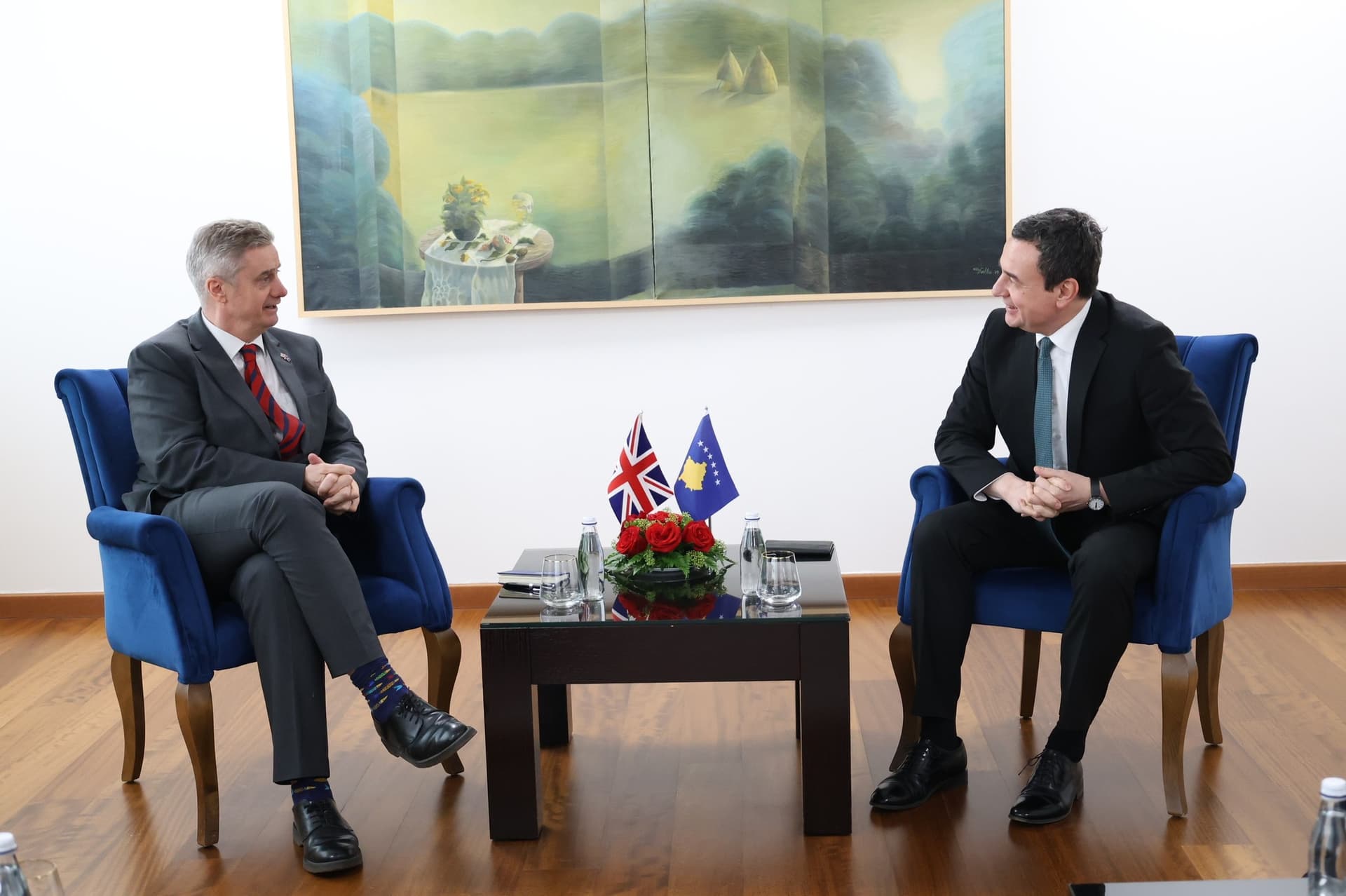 Ambasadori britanik i shkon në zyre Kurtit, shpreson për zgjedhje të qeta e formim të shpejtë të institucioneve